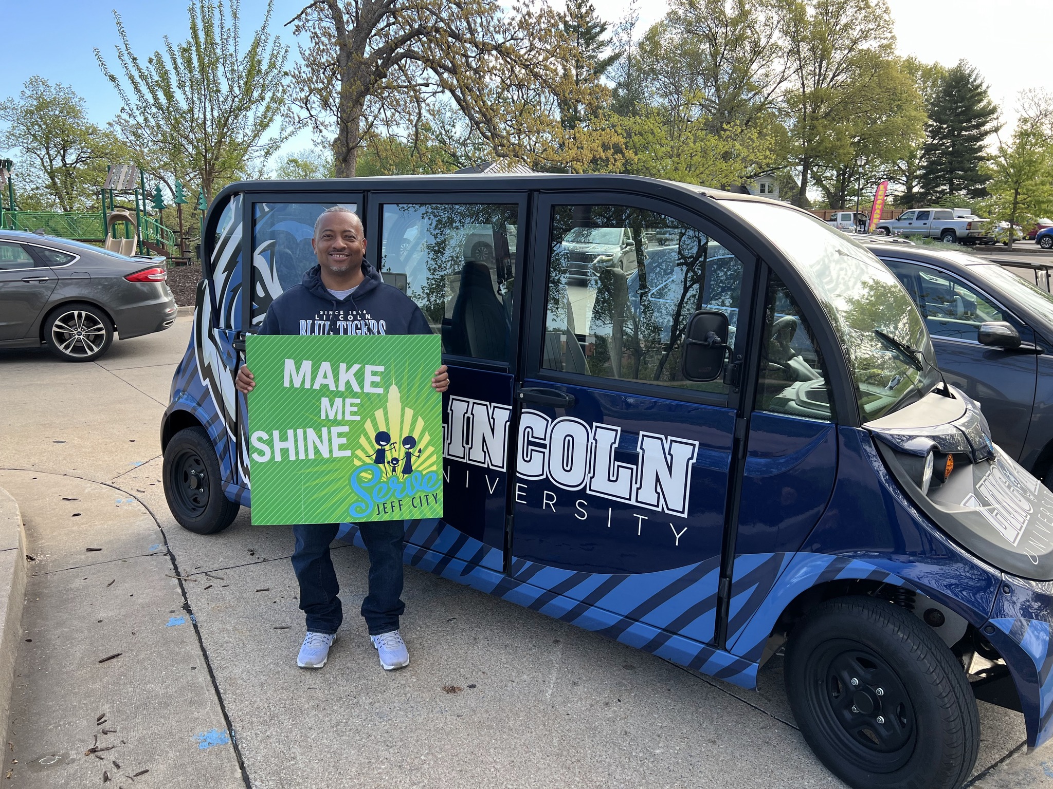  depiction of Carlos Graham, Lincoln University of Missouri’s executive associate to the president and director of government and community relations, volunteering for Serve Jeff City. Photo credit: Serve Jeff City Facebook.  