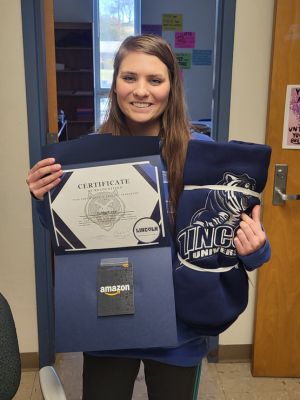 Jaida Gray receiving LU employee of the month award