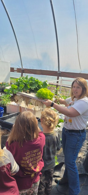 Missouri Growers Association President Gabrielle Branstetter teaches a group of preschoolers