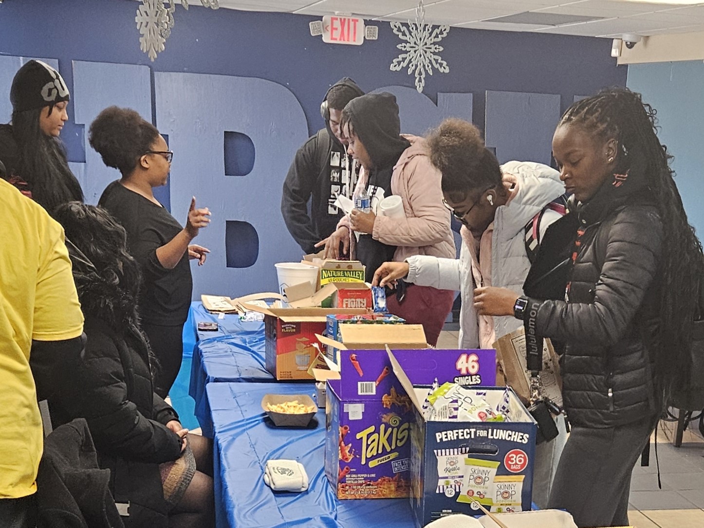  Lincoln University of Missouri students participate in the Take-a-Break Tuesday event, "Power Up for Finals: Personalize Your Snack Bag with Inspiration.” 